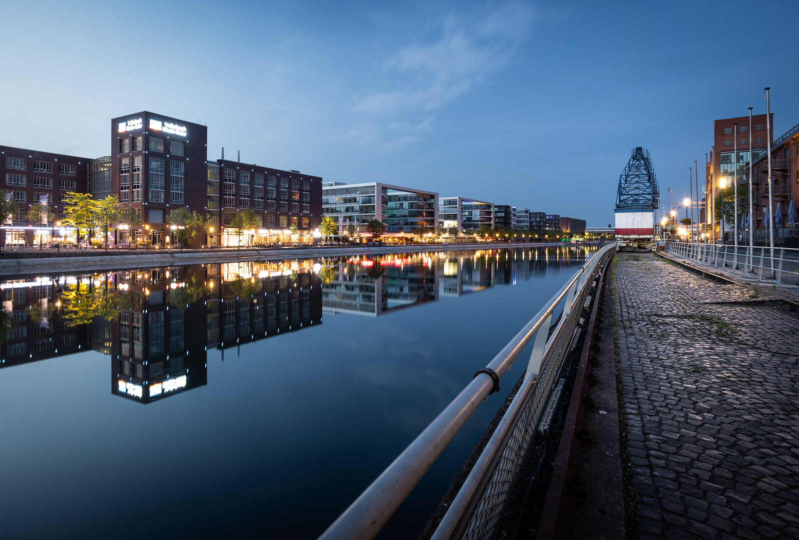 Blick in den Innenhafen Duisburg zur Blauen Stunde